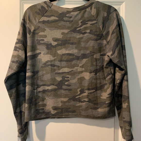 francesca’s Cropped Camo Lightweight Sweatshirt Size Medium - Picture 3 of 4